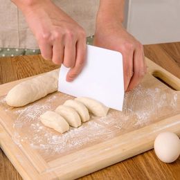 Popular Pastry Dough Scraper Cutter Plastic Baking Cake Decorating Kitchen Tool(D0101HHQ5TW)